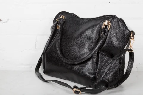 حقيبة سوداء على الكتف