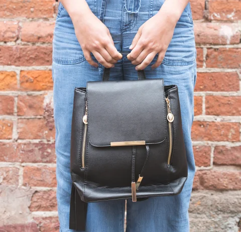 حقيبة ظهر عصرية من الذهب الأسود