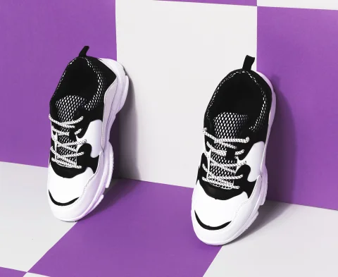 حذاء رياضي عصري باللونين الأبيض والأسود